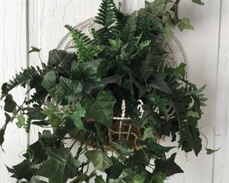 WIRE WALL BASKET W/GREENERY