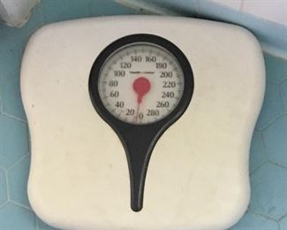 VINTAGE BATHROOM SCALE