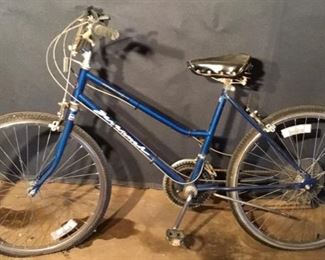 HUFFY SAVANAH BLUE BICYCLE