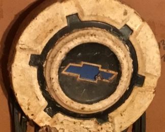VINTAGE CHEVY HUBCAP