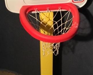 LITTLE TIKES BASKETBALL GOAL