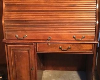 ROLL TOP DESK (W/KEYS)