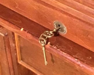 ROLL TOP DESK (W/KEYS)