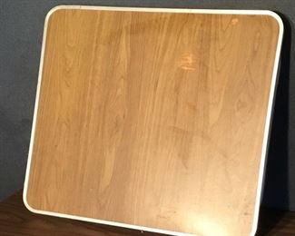 LIGHTWEIGHT FOLDING TABLE