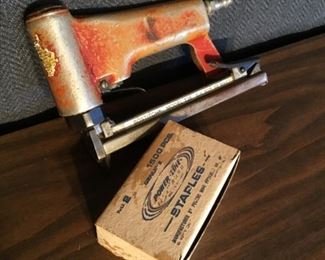 PNEUMATIC STAPLER W/STAPLES