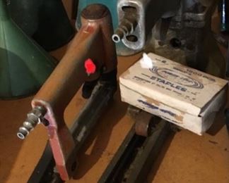 PNEUMATIC STAPLE GUNS