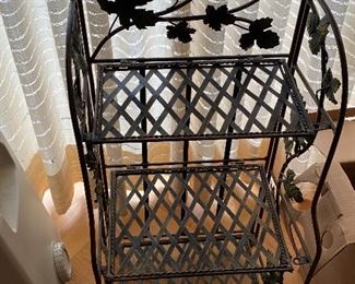 Planters shelf does not quite line up UBY IT NOW AS IS $8