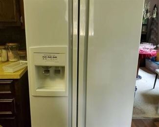 Kitchen Aid Superba White side by Side Refrigerator. tested and Working