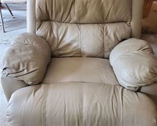 Berkline Leather Tan Recliner Chair. No Ribs . Clean. Pet Free