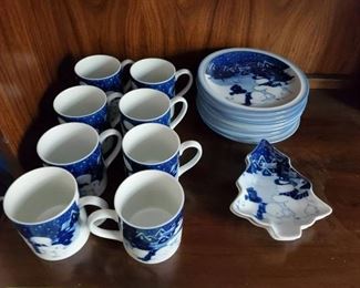 18 Piece Christmas Dish Set