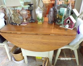 drop leaf table w/4 chairs