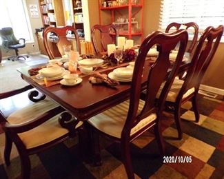dining room table, very nice, hardly used, 