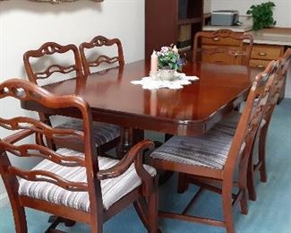 Diningroom set with 7 chairs. 