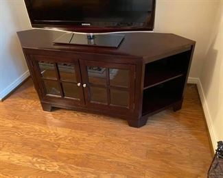 Wood TV Cabinet
Sturdy condition.
62” across x 20” deep x 25” tall.
Must be able to move down a flight of stairs and load yourself.