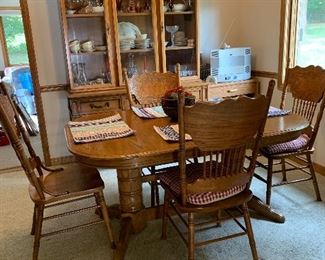 Oak dining room table with one leaf and four chairs excellent condition