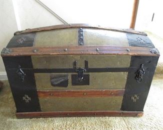 ANOTHER GREAT ANTIQUE TRUNK - HAS LINER