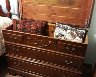 Roos Sweetheart Cedar Chest with Drawer
