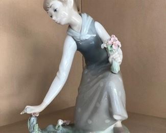 Lladro "girl with flowers"