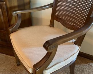 Ethan Allen Dining Table w/8 Chairs (1 extra chair available).