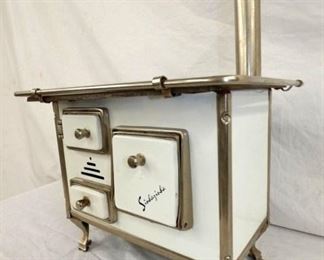 VIEW 2  CLOSEUP WHITE ENAMEL STOVE 