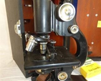 VIEW 2 CLOSEUP MICROSCOPE W/ CASE 