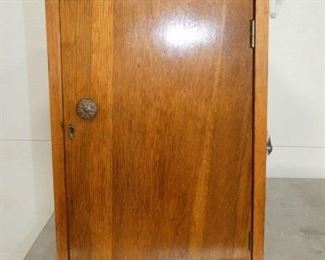 SMALL OAK 1 DOOR CABINET 