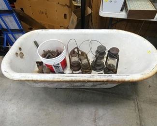 ORG. PORC. CLAW FOOT TUB 
