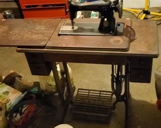 Antique Singer sewing machine. Needs new cord.