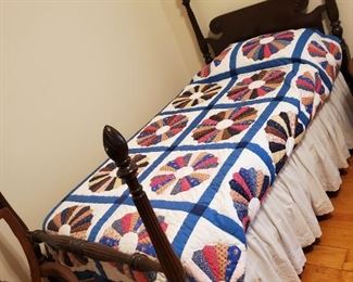 NOTE: Sale is 10-4 Eastern Georgia Time Thurs-Sat and 9-3 Alabama Central Time!😁
Four poster twin bed, Quilt sold separately