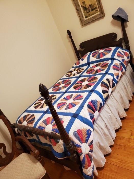 NOTE: Sale is 10-4 Eastern Georgia Time Thurs-Sat and 9-3 Alabama Central Time!😁
Four poster twin bed, Quilt sold separately