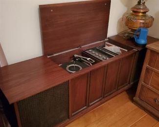 Nice! Mid-Century Moder AM/FM Console Phonograph Player, with place to store Albums