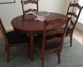 NICE SOLID DREXEL DINING SET WITH 6 CHAIRS AND LEAVES.