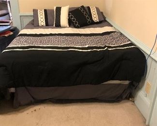 Queen mattress/box springs/frame