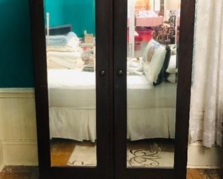 Wardrobe It has drawers on one side and hanging space on the other