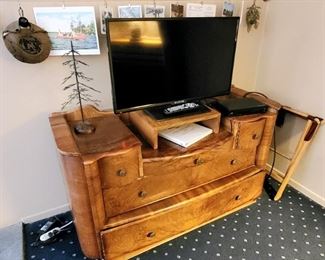 Gorgeous little chest of drawers