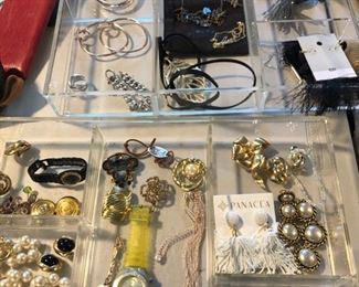 Small amount of costume jewelry