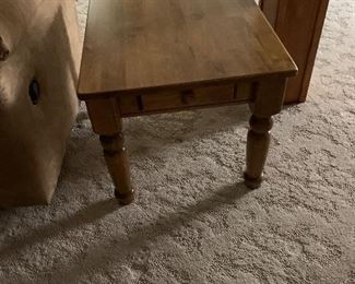 End table
Has matching coffee table and sofa table
