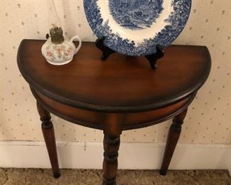 CURVED SIDE ACCENT TABLE