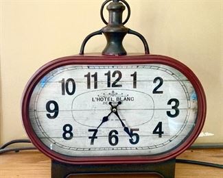 L'Hotel Blanc clock