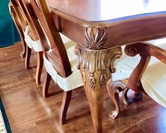 Thomasville table, one leaf, table pads & 6 chairs, 2 are captain chairs
