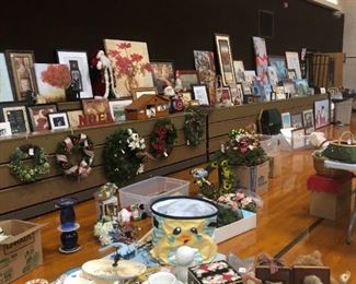 Lots of artwork, wreaths, knick knacks....   Autumn 2020