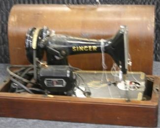 3724- Singer Sewing Machine w/ Case