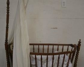 4608- Baby Cradle w/ Swan Head