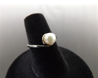 .925 Sterling Silver Genuine Pearl Ring Size 5.75

