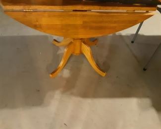 Drop leaf table