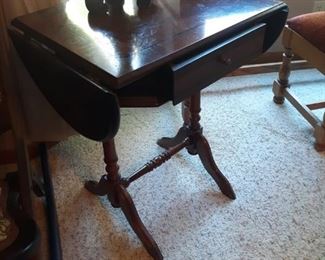 Drop leaf table