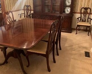beautiful queen anne dining room set, cherry wood. 