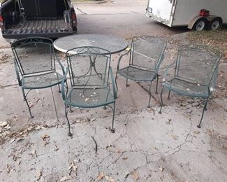 5 Pc Patio Set - 1 Chair has Broken Arm