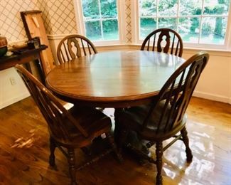 Cochrane Furniture Company table with 2 leafs & 4 chairs