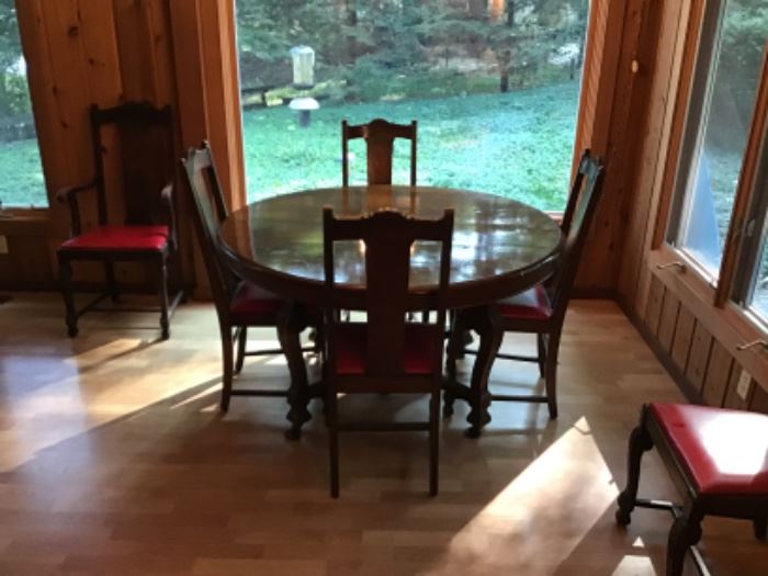 Solid Oak Table with 3 leaves and 6 chairs.